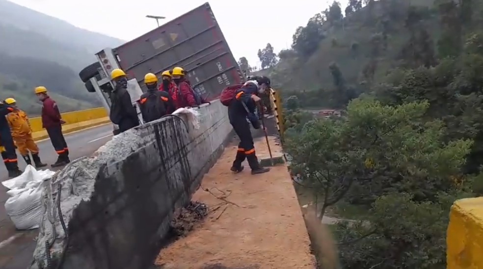 Conductor resultó con quemaduras en accidente en la vía a La Línea 5