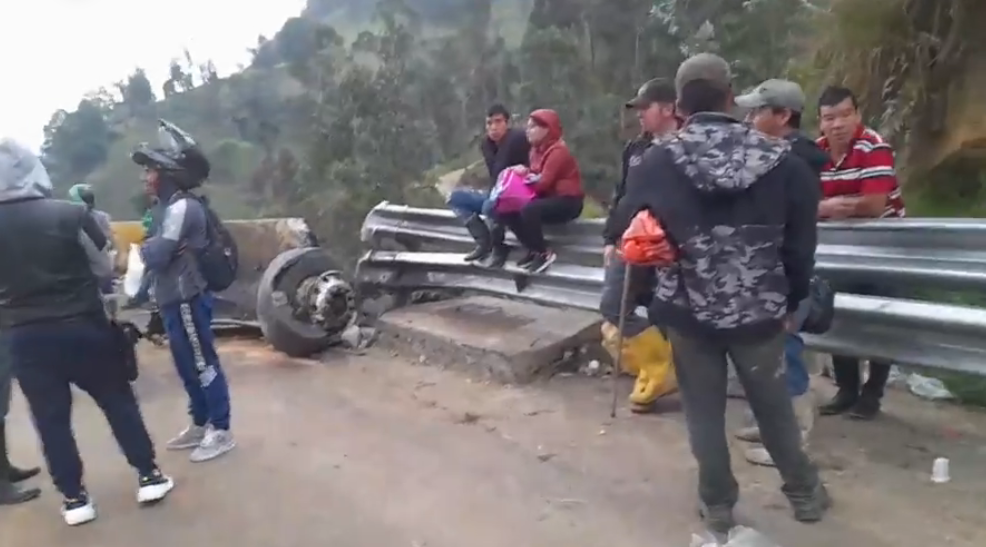 Conductor resultó con quemaduras en accidente en la vía a La Línea 4
