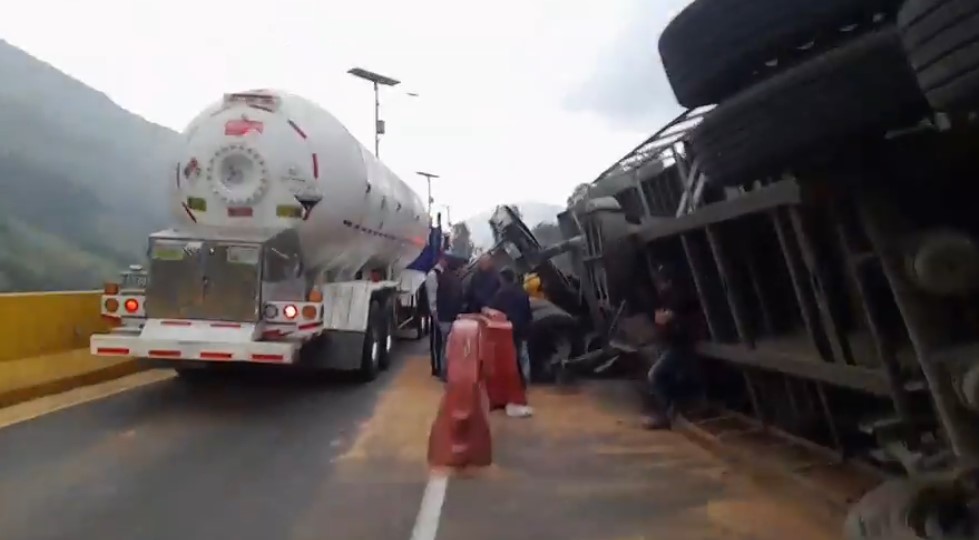 Conductor resultó con quemaduras en accidente en la vía a La Línea 3