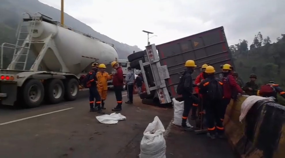 Conductor resultó con quemaduras en accidente en la vía a La Línea 6