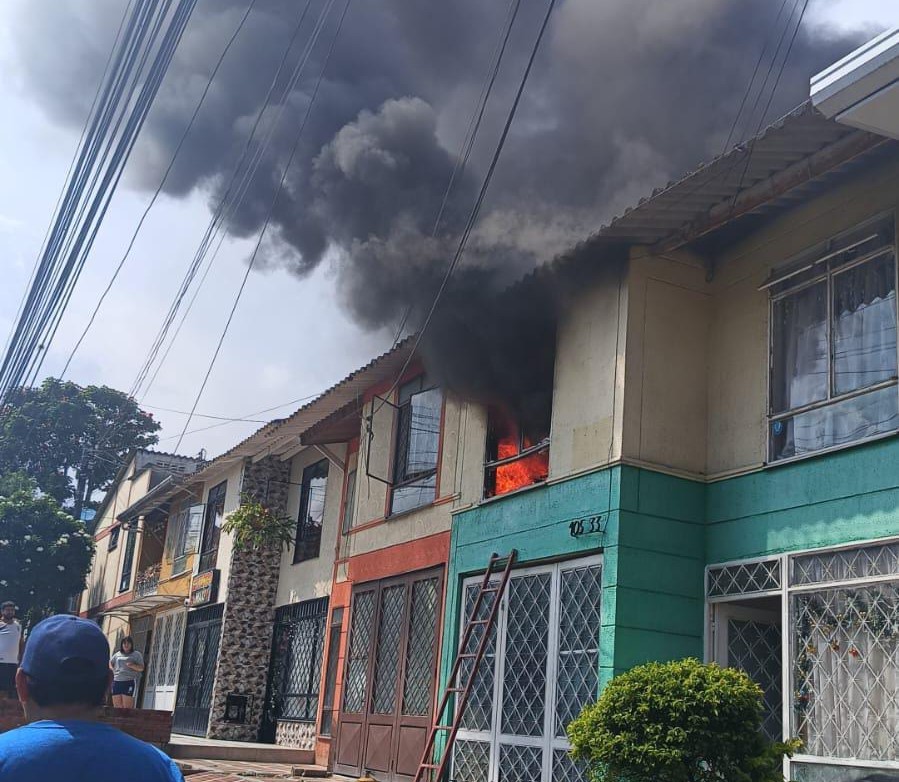 Bomberos controlaron incendio estructural en la Comuna Ocho 1