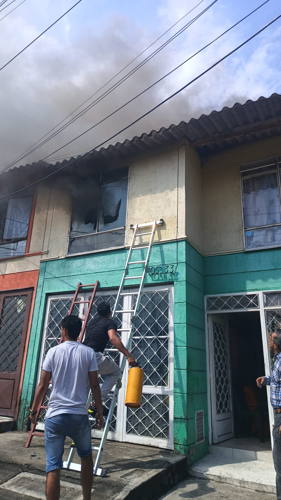 Bomberos controlaron incendio estructural en la Comuna Ocho 3