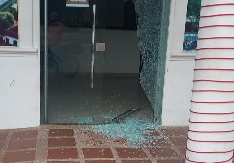 Cogieron a piedra las instalaciones de la alcaldía de Lérida 3