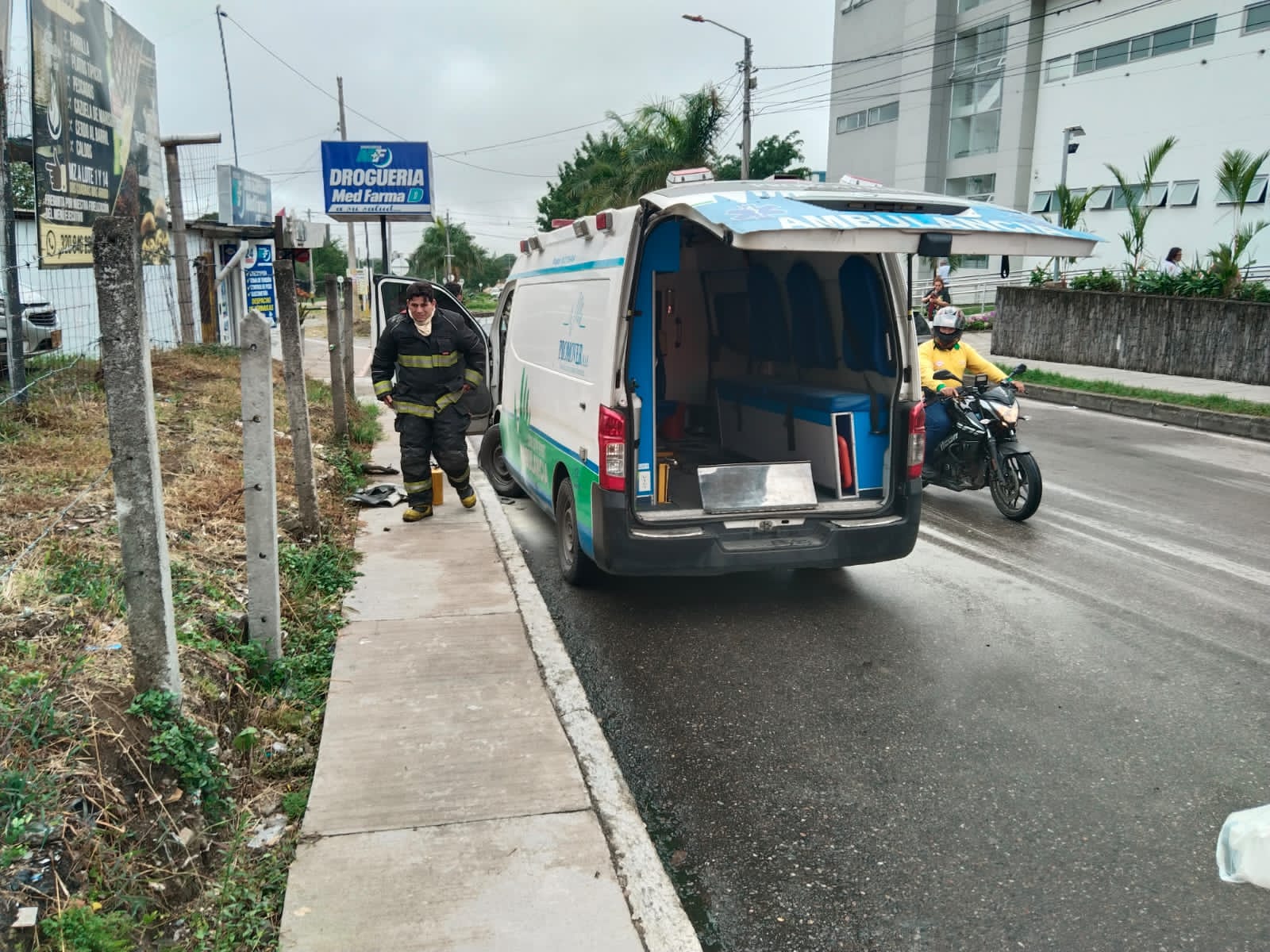 Bomberos controlaron incendio de una ambulancia 1