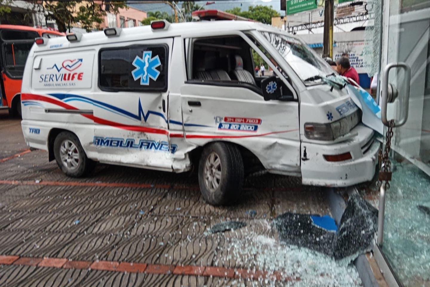 Accidente de ambulancias dejó cuatro lesionados 3