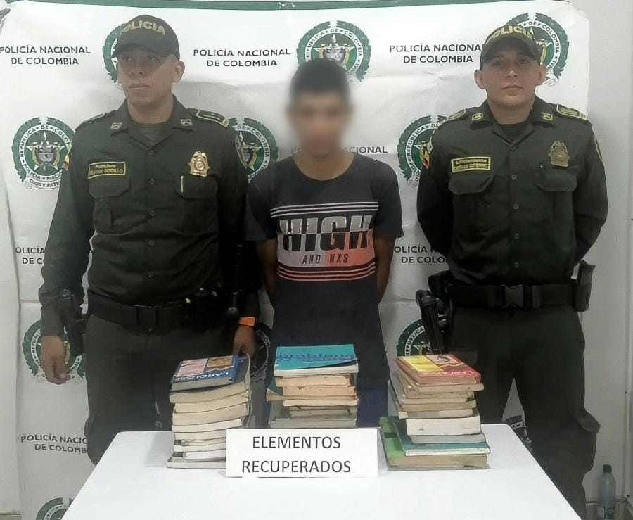 ‘Pillado’ cuando, al parecer, hurtaba libros de una biblioteca 1