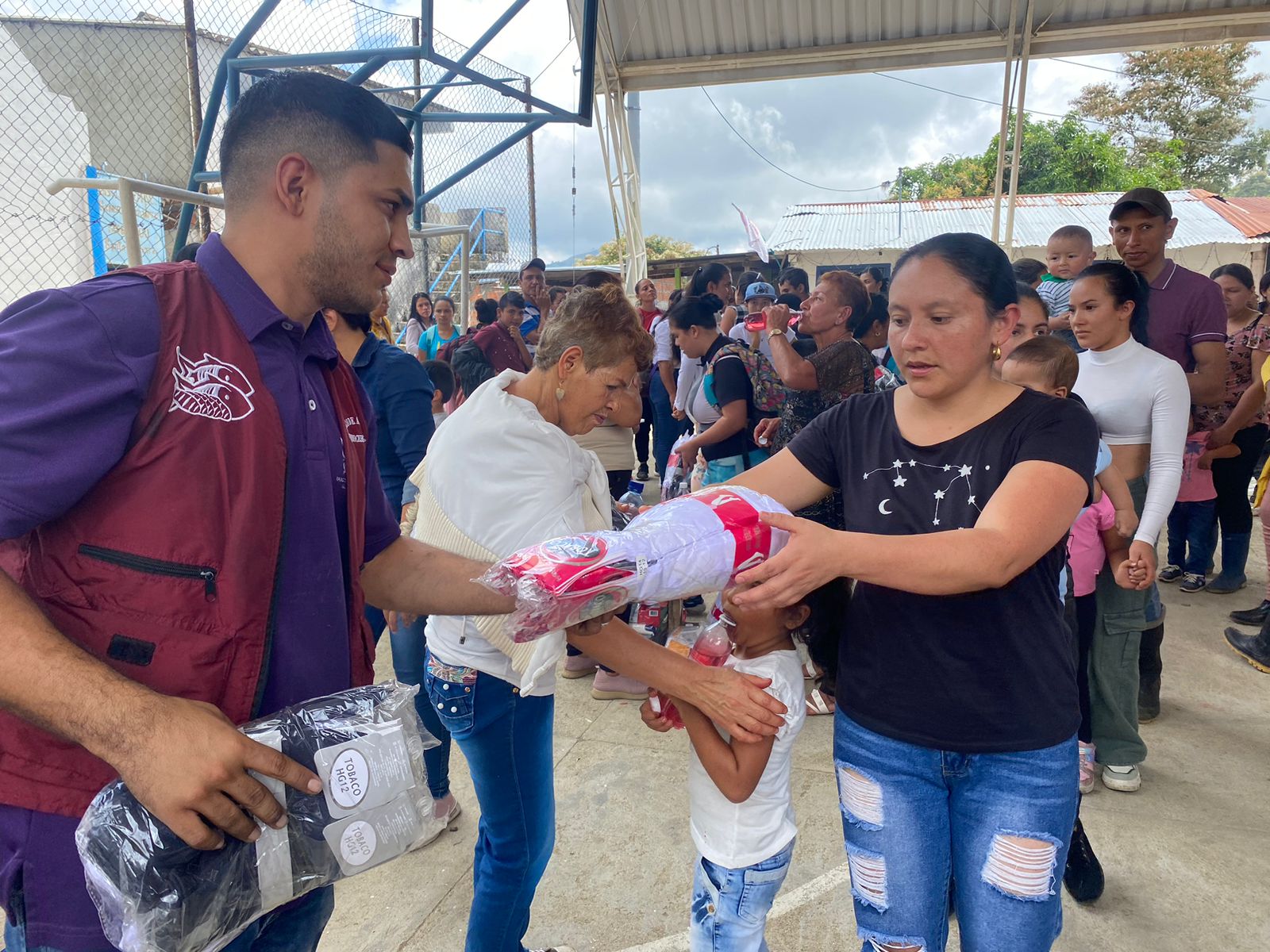 300 Niños de veredas de Anzoátegui recibieron regalos de Navidad 3