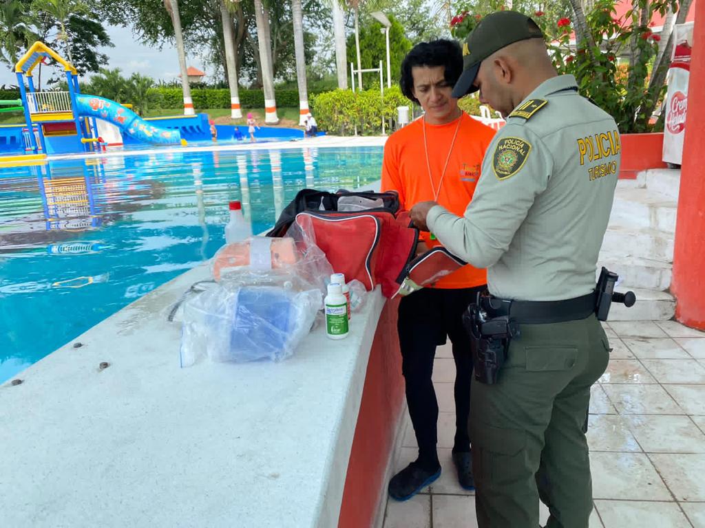Policía de Ibagué pasó revista a las piscinas 6