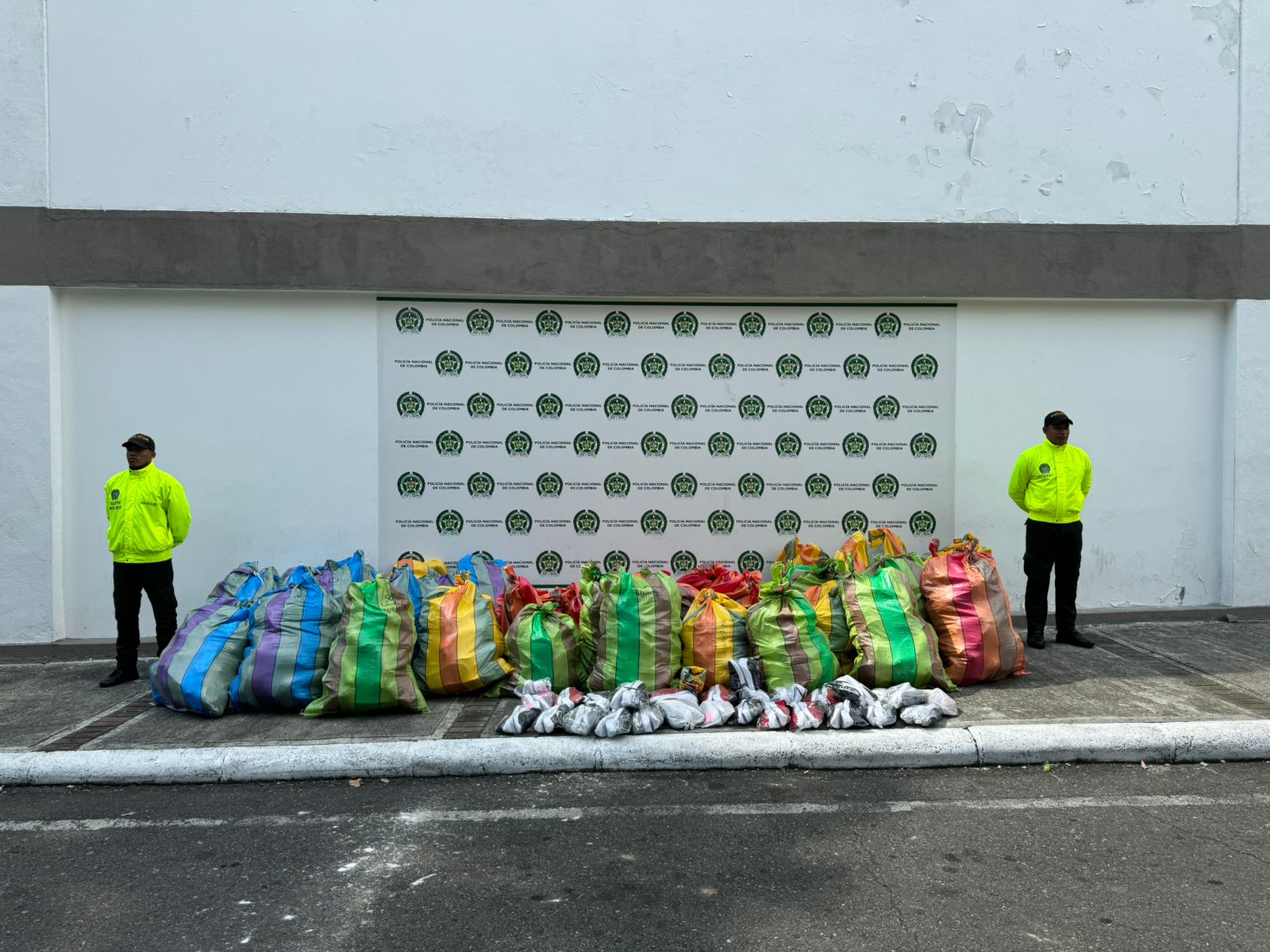 En operativos en el Centro de Ibagué, las autoridades incautaron 1.351 zapatillas, al parecer, de contrabando 1