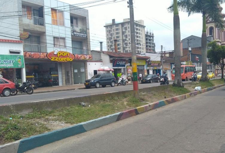 Ladrones robaron e hicieron caer a una mujer de su motocicleta 1