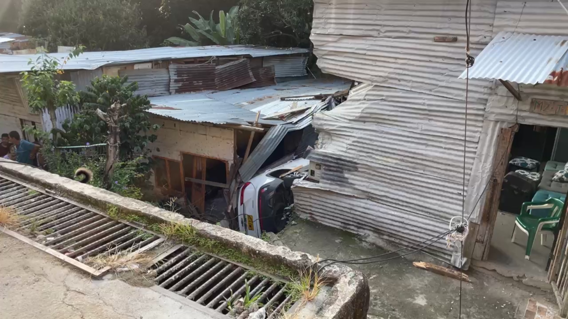 Ellos son los afectados del accidente donde camioneta cayó sobre dos viviendas 4