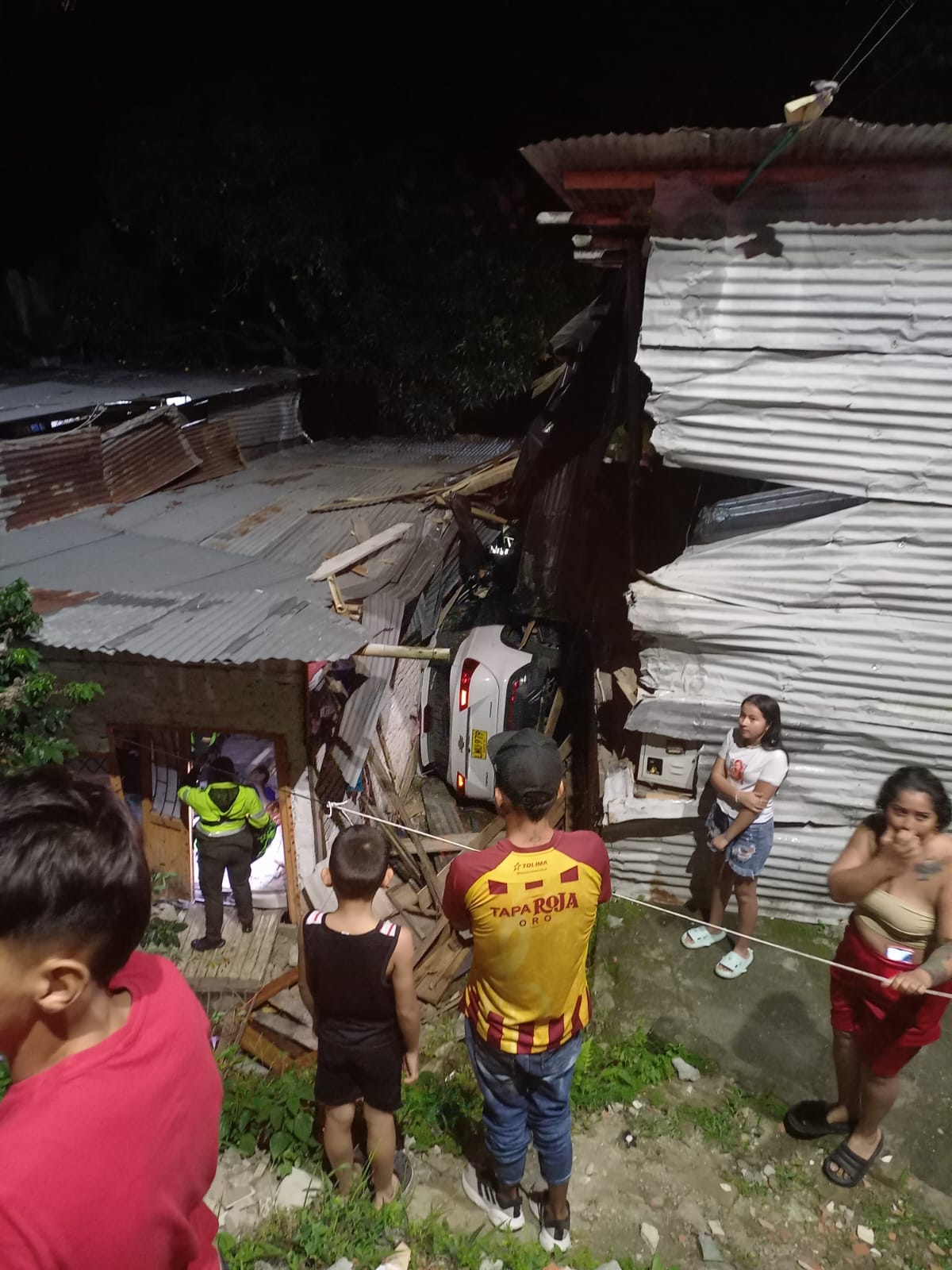 Ellos son los afectados del accidente donde camioneta cayó sobre dos viviendas 6