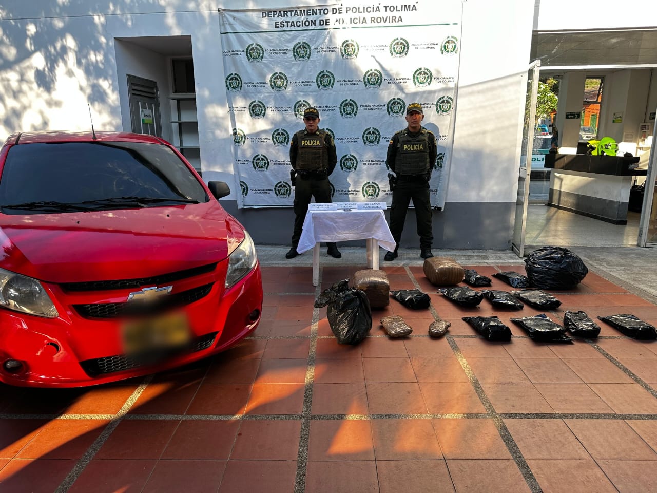 Sujeto que llevaba cargamento de marihuana se enfrentó a la Policía y huyó del lugar 1