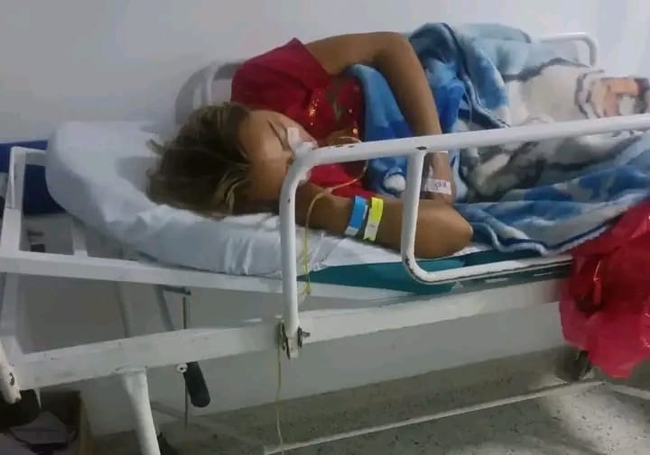 Hospitalizada por intoxicación mujer que se hizo viral en las redes sociales por supuesta infidelidad con policía de la Sijín 10