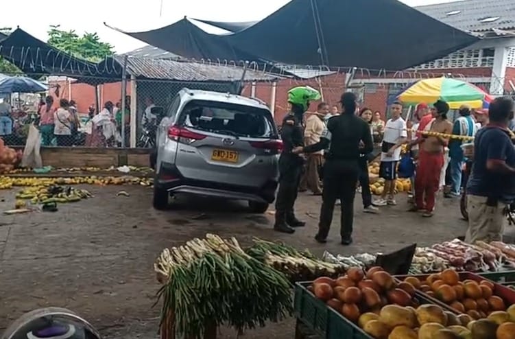 Profesor atropelló a una adulta mayor en plena plaza de mercado del Guamo 1