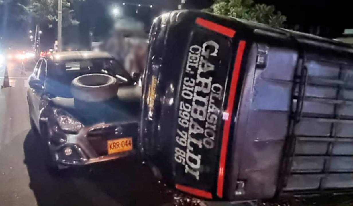 Vans de Mariachi Garibaldi resultó involucrada en choque múltiple registrado en Mirolindo 1