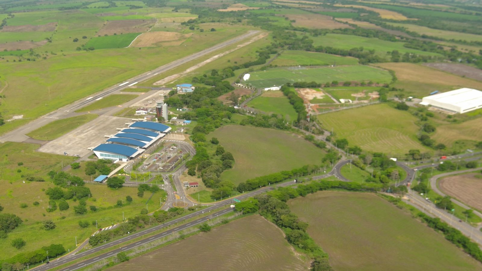Aeropuerto Perales de Ibagué se modernizará con luces PAPI para vuelos en la noche 1