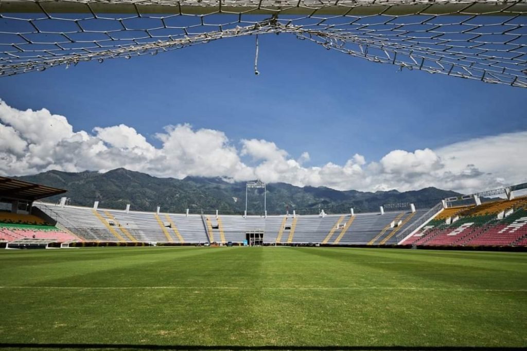 Empresa especializada asegura la protección de la grama del estadio en evento musical de Ibagué 1