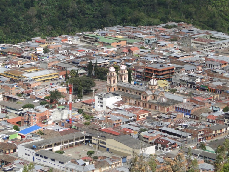 Más de 100 familias en peligro por estado crítico de única ruta de escape en Cajamarca ante inminente erupción del volcán Cerro Machín 1