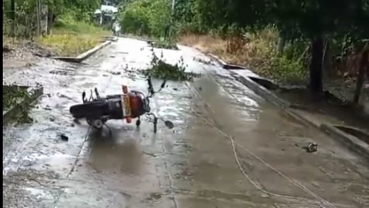 Motociclista fallece electrocutado por caída de cuerda de energía 1