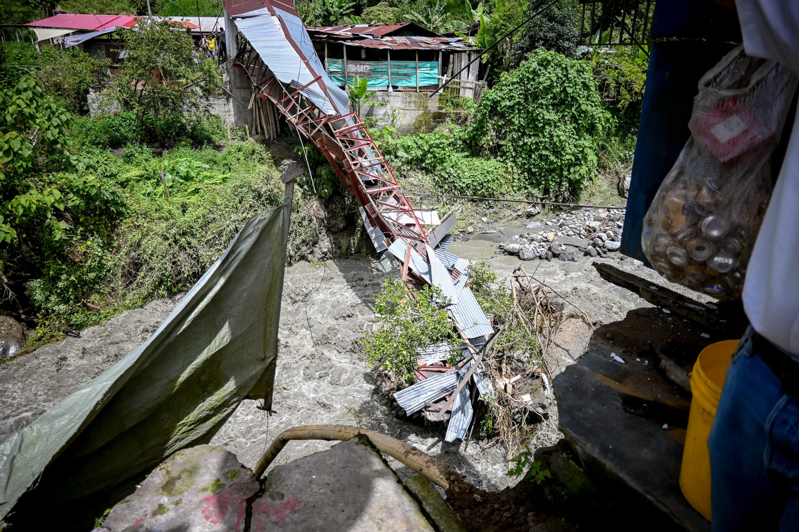 Alcaldía analiza opciones para remoción del puente de Pico de Oro 1