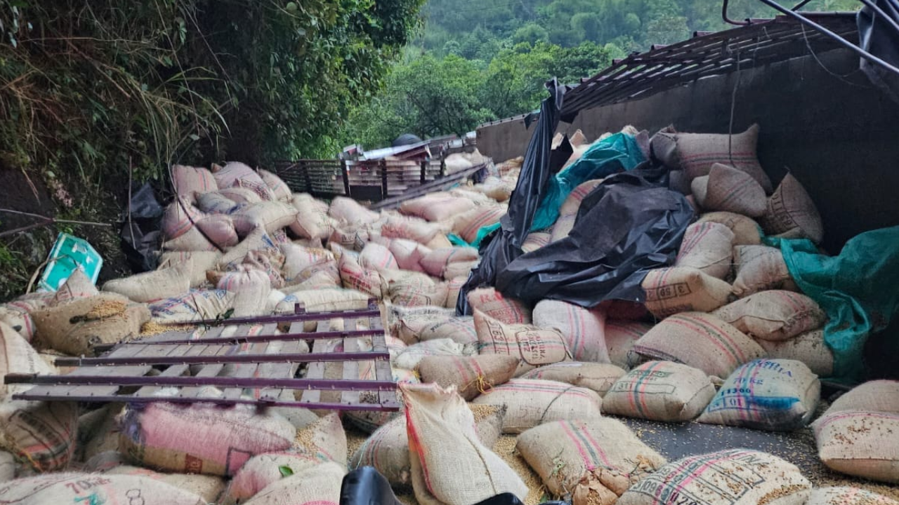 Rescate exitoso de conductor atrapado en accidente en la vía Ibagué - Cajamarca 1