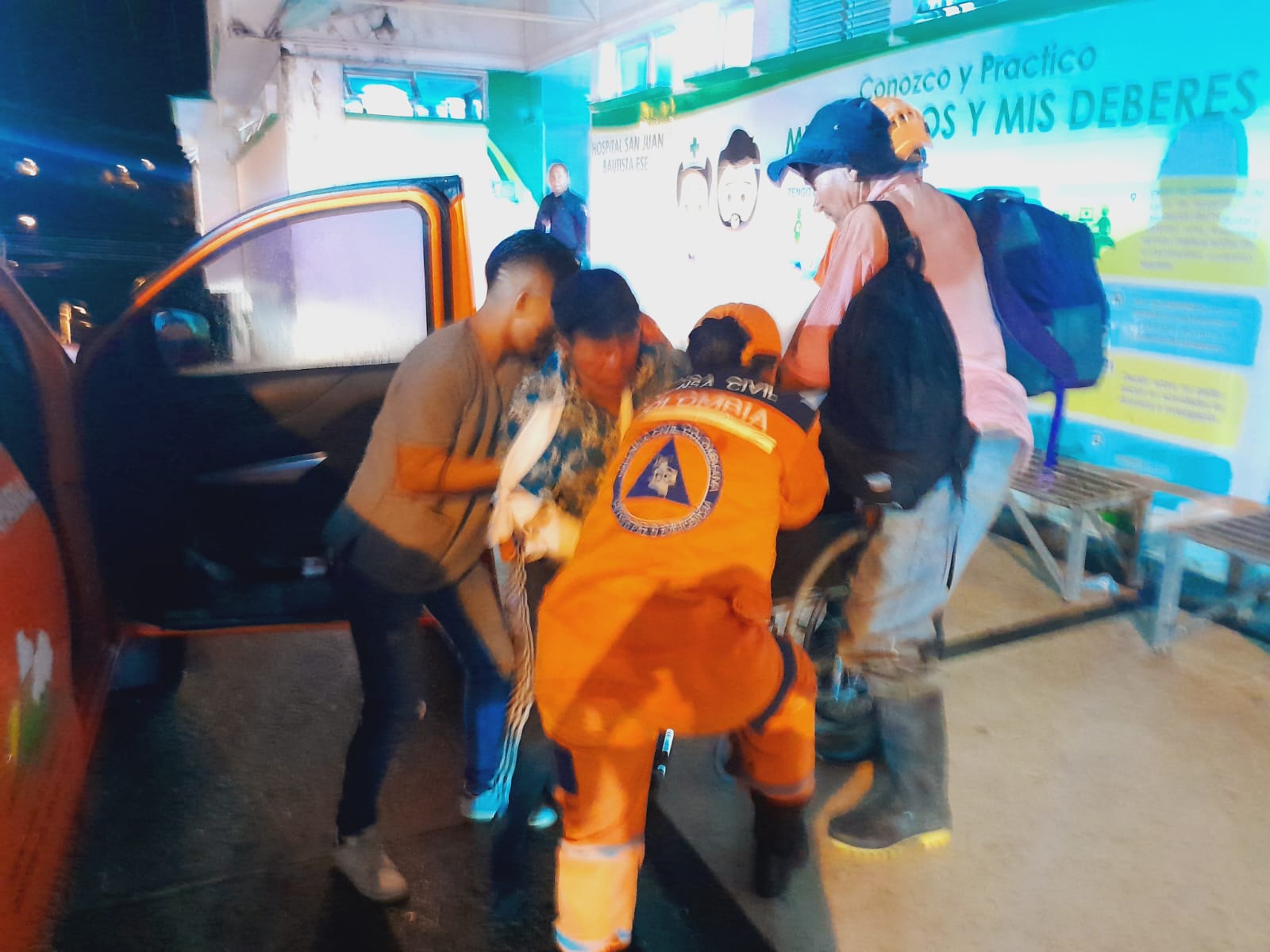 Al hospital de Chaparral trasladadas mujeres y niña atrapadas por derrumbe 3