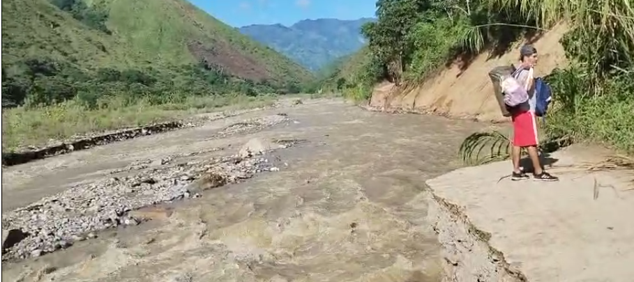 Habitantes claman por ayuda tras colapso de vía Rovira - Playarica 1