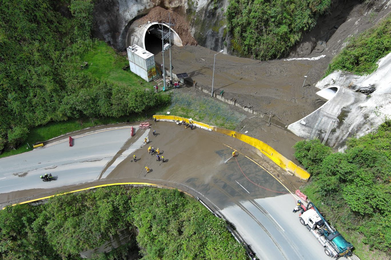 Evacuan vehículos en la vía Cajamarca-Itaí para habilitar contraflujo desde Calarcá 1