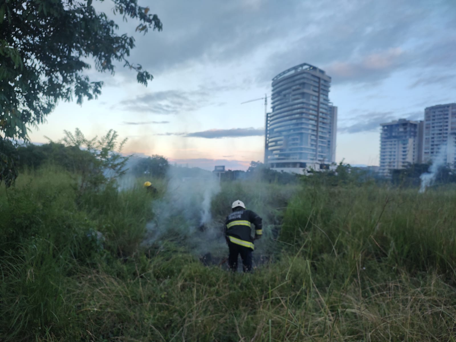 Bomberos controlaron incendio forestal cerca del Calarcá 1