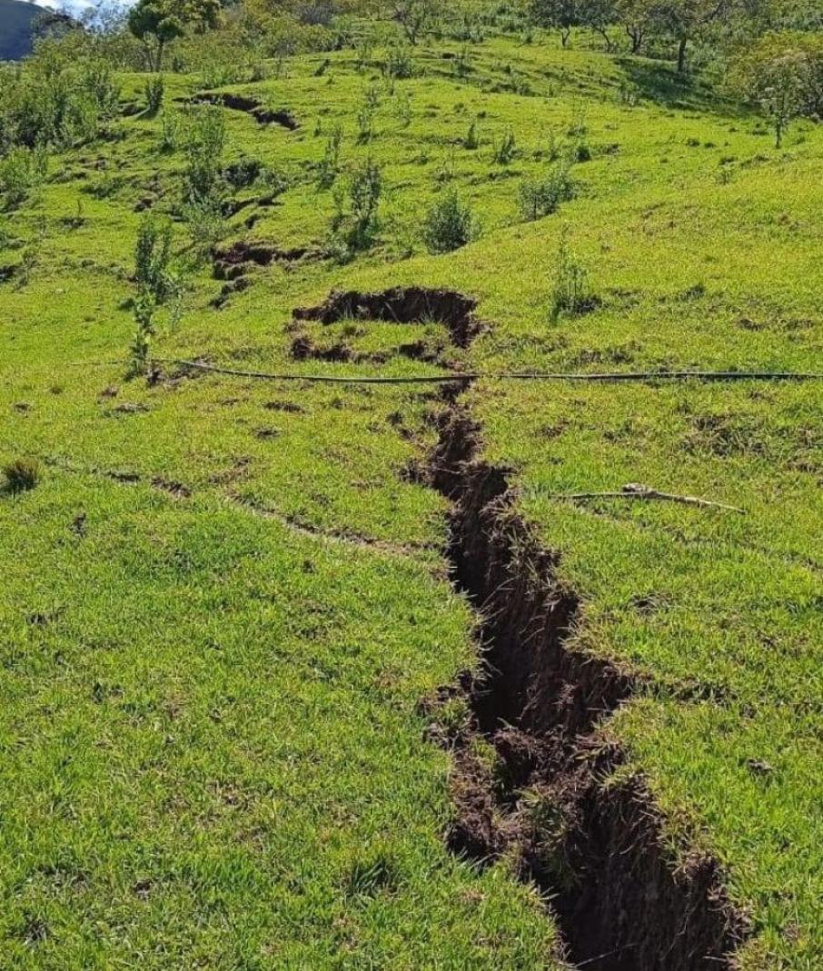 Enorme grieta por falla geológica en el Cañón de las Hermosas 6
