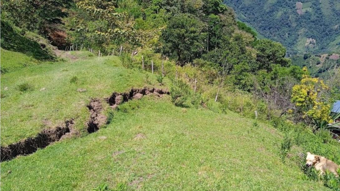 Enorme grieta por falla geológica en el Cañón de las Hermosas 5