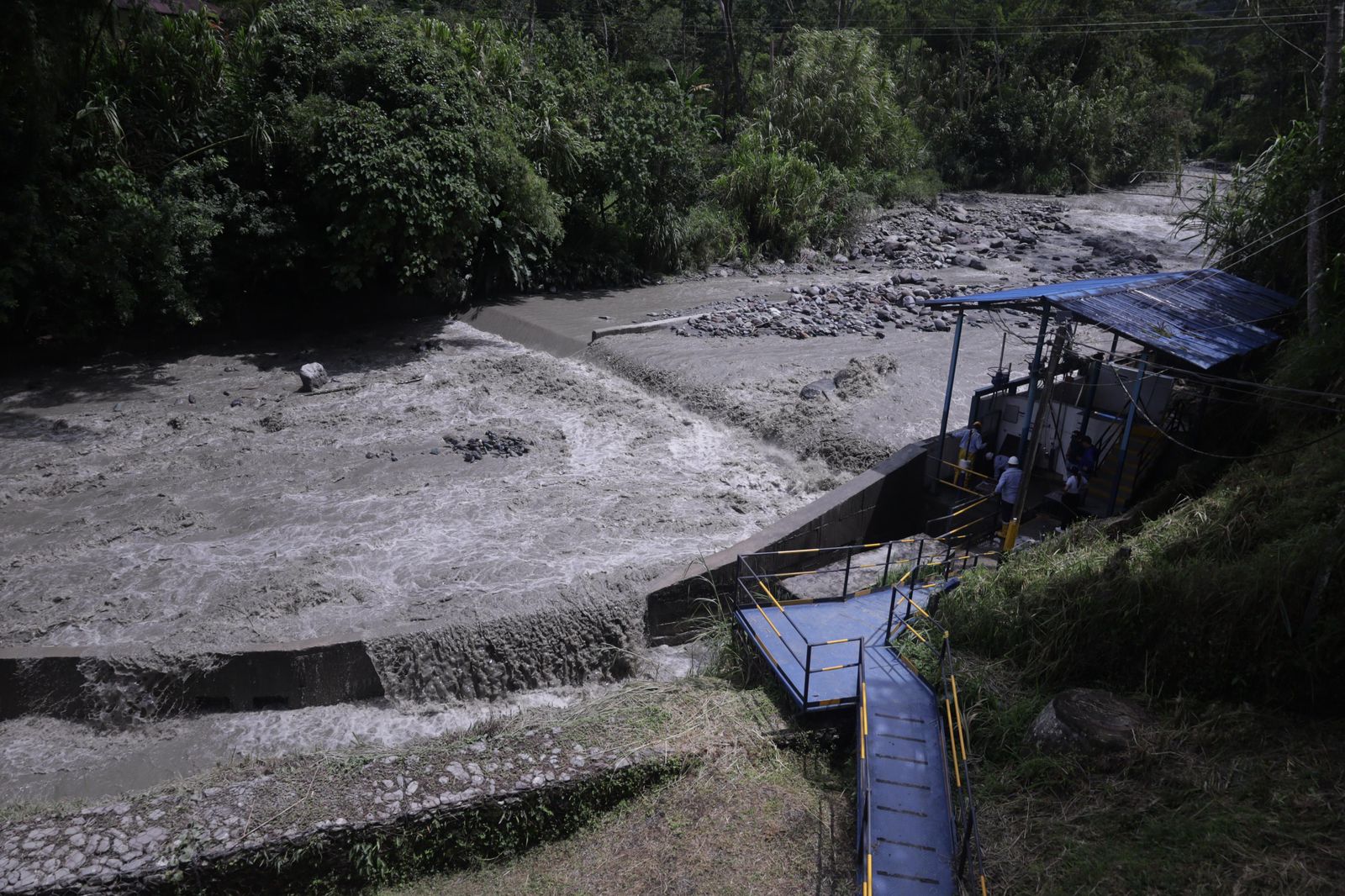 Cierran captación de agua del río Combeima por fuerte lluvias y palizada 1