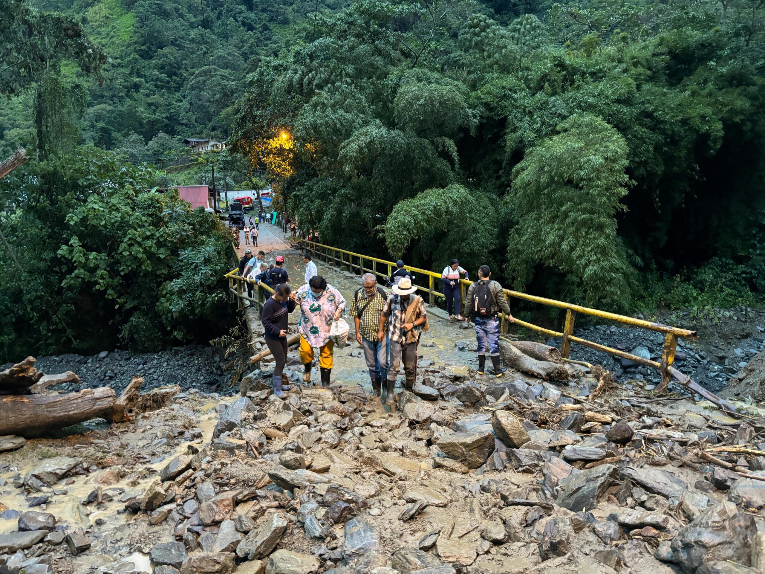 Alcaldía atiende emergencia por lluvias en el Cañón del Combeima 3
