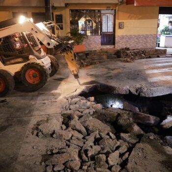 Alcaldía e IBAL trabajan sin descanso en la emergencia en el barrio El Libertador 7