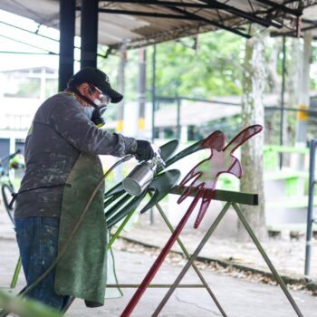 Guitarra de 25 metros, se transforma de ornato navideño a monumento en Ibagué 3