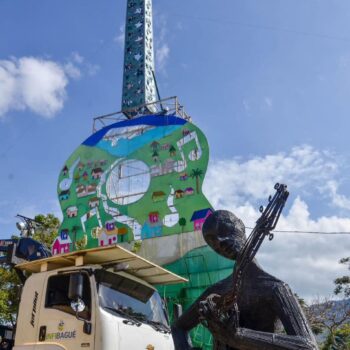 Guitarra de 25 metros, se transforma de ornato navideño a monumento en Ibagué 4