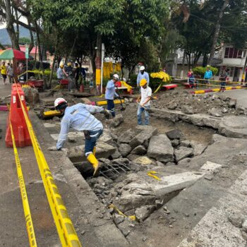 Alcaldía e IBAL trabajan sin descanso en la emergencia en el barrio El Libertador 4