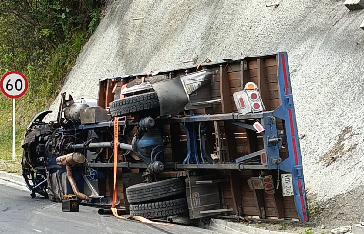 Conductor fallece en volcamiento lateral de camión en vía Calarca-Cajamarca 1