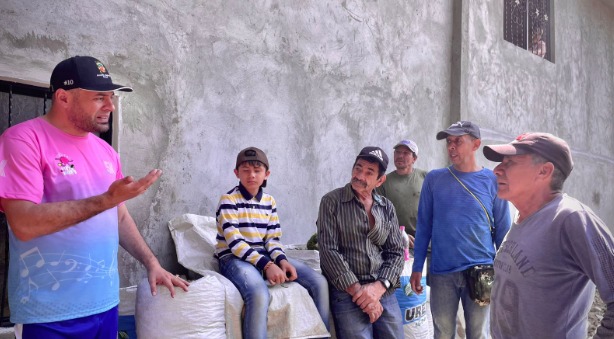 Con insumos, Alcaldía apoya mantenimiento de escaleras en la vereda Alaska para mejorar acceso 4