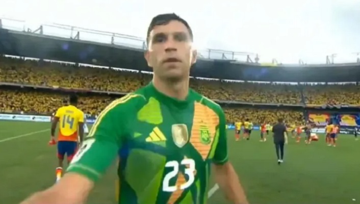 Emiliano ‘Dibu’ Martínez pierde el control tras la derrota de Argentina ante Colombia: golpeó una cámara 1