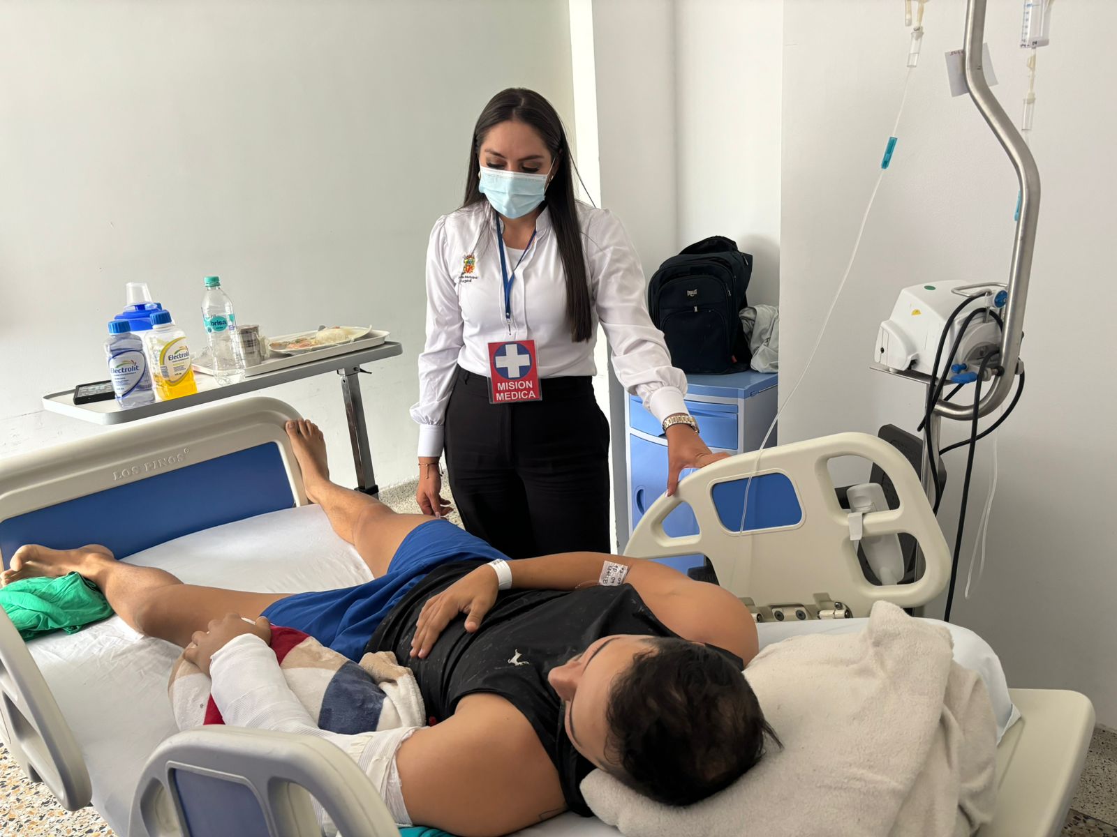 Secretaría de Salud visitó en la clínica a hincha herido en el brazo durante el partido Tolima Vs. Cali 3
