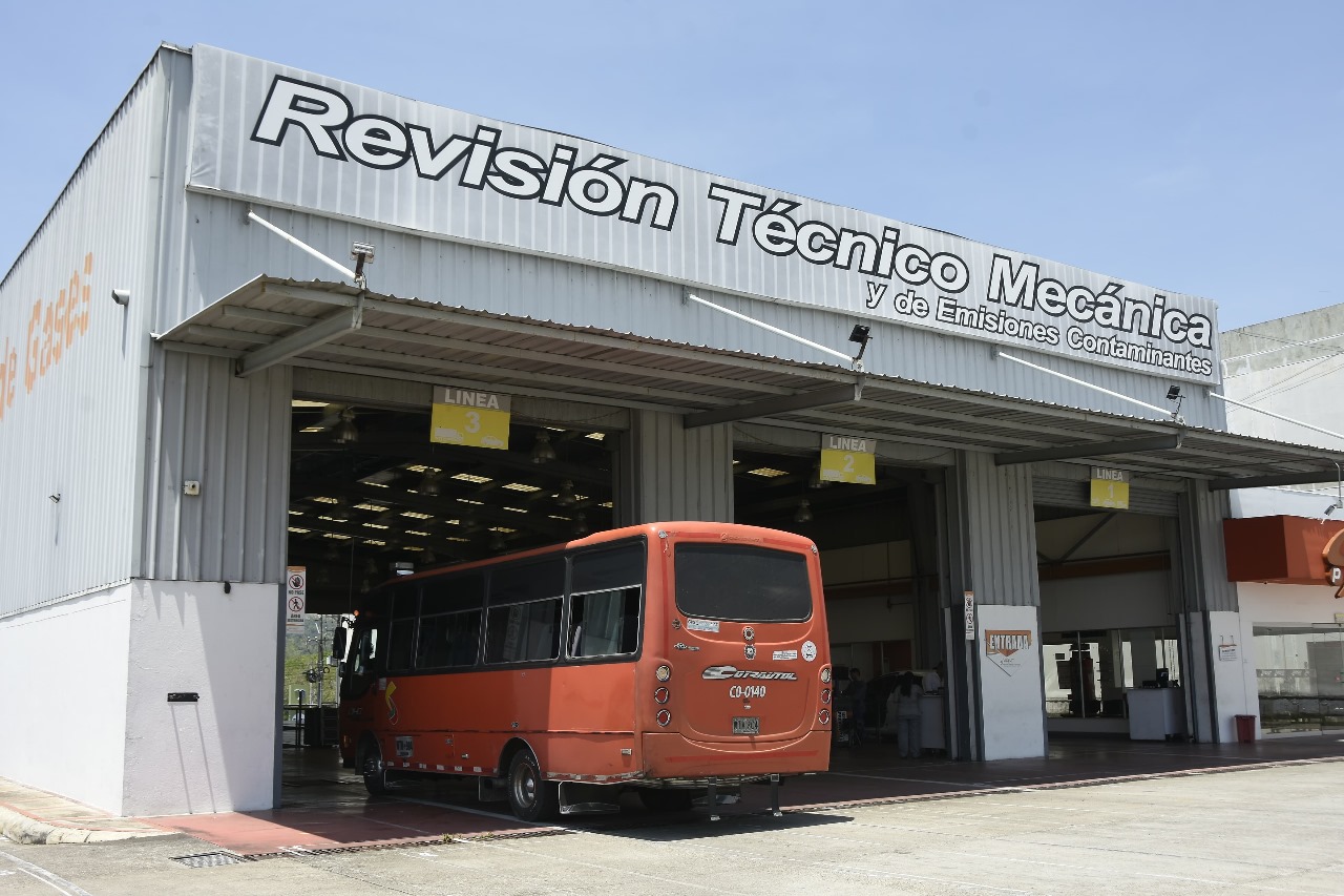 Más de 50 busetas en Ibagué fueron revisadas para combatir los llamados ‘buses chimenea’ 1