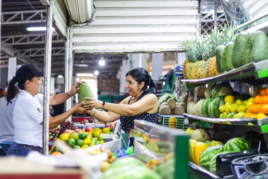 Alcaldía invita a comprar en plazas de mercado, tras paro camionero 1
