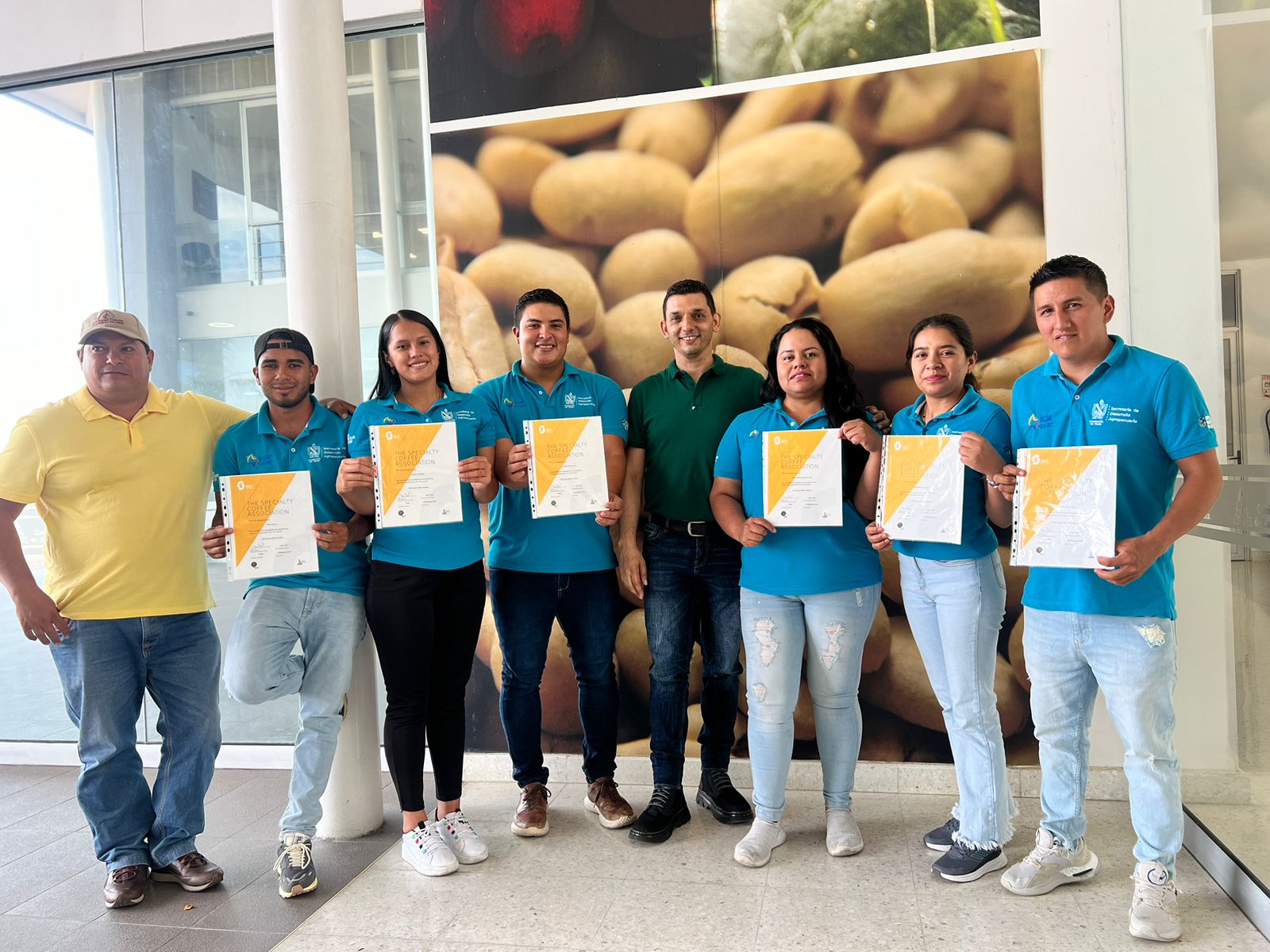 Seis jóvenes de Ataco se certifican como catadores profesionales de café 1
