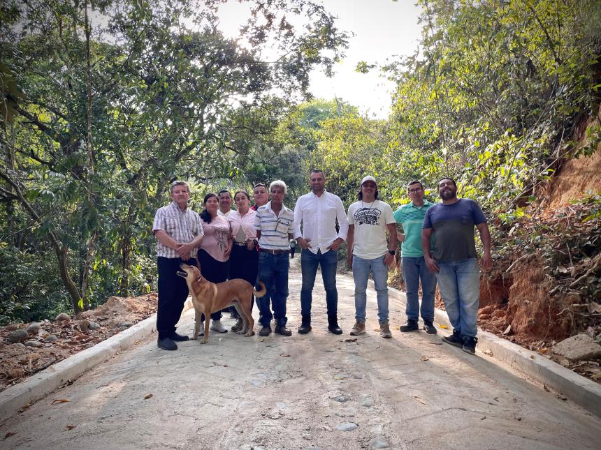 Vereda San Antonio estrena 68 metros de placa huella, que beneficiará a habitantes de Calambeo 1
