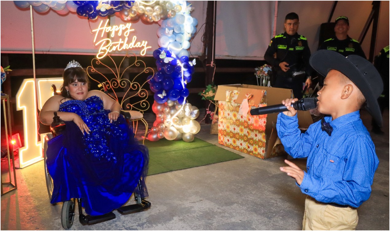Una historia inspiradora: Policía celebra los 15 años de una niña muy especial 5