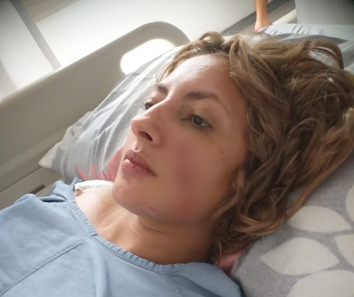 Brutal ataque: Mujer recibe 17 puñaladas de su amigo tras discusión 3
