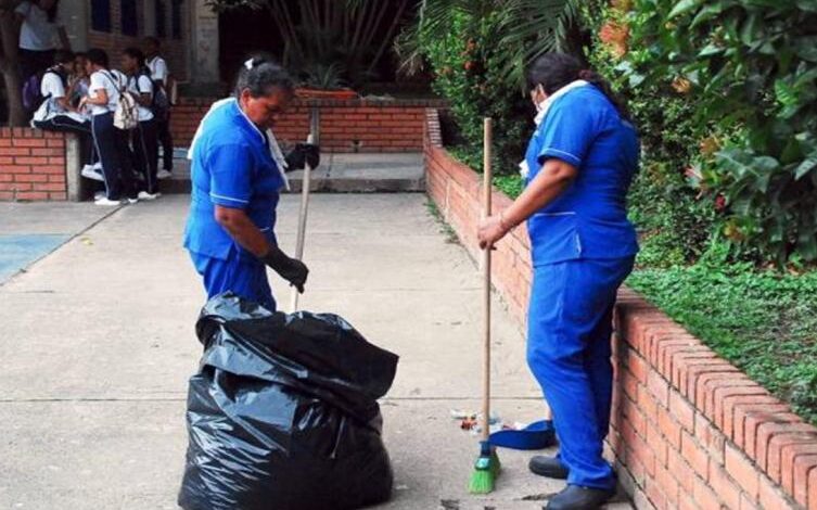 Más de 100 personas llegan a reforzar vigilancia y aseo en colegios de ...