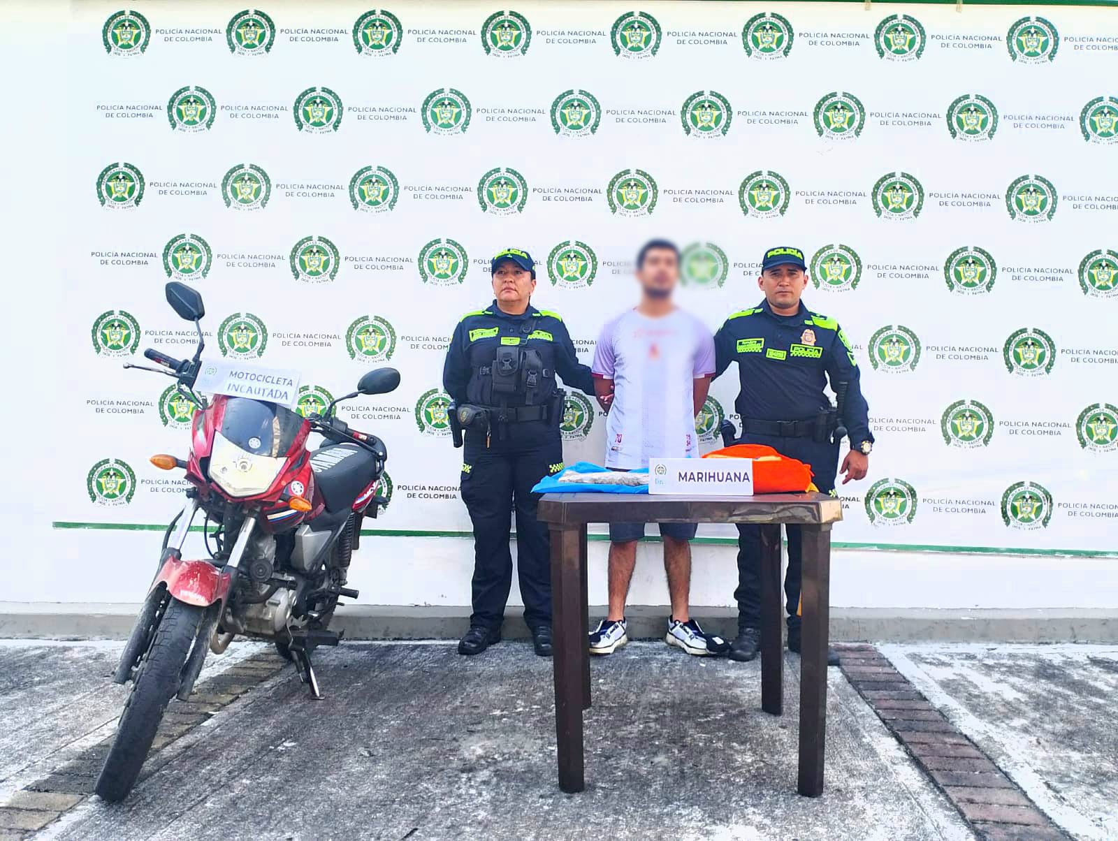 Motociclista evadió control de la Policía, porque escondía algo en su morral 1